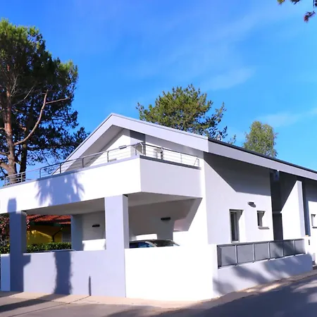 Villa Brand New With Private Fenced Garden